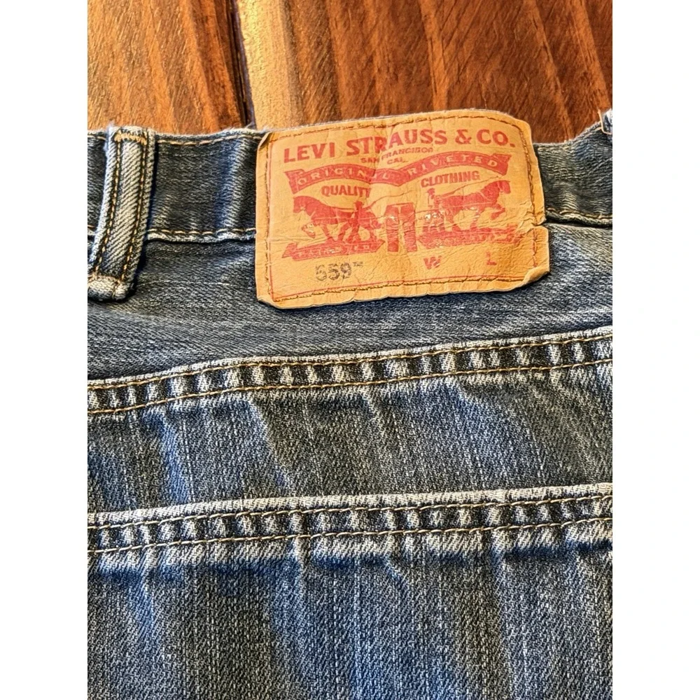 Men's Levi's 559 straight fit jeans‎ in a light wash, size W40 L32